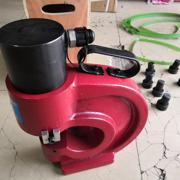 Manual punching tools